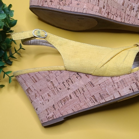NINE WEST YELLOW SUMMER WEDGE 8.5 - Picture 4 of 7